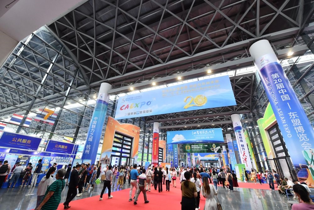 2023年9月18日，參觀者在第二十屆中國—東盟博覽會東盟商品展區(qū)選購商品。新華社記者 黃孝邦 攝