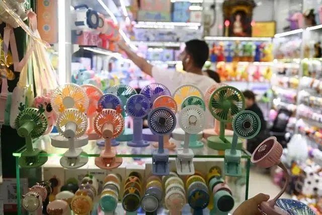 △近期，客商在浙江義烏國際商貿(mào)城采購商品。