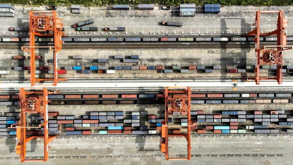 △2023年11月12日，火車在廣西欽州港碼頭裝運集裝箱。