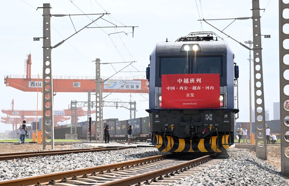 2022年8月23日，陜西首趟中越國際貨運班列由西安國際港站駛出開往越南河內(nèi)。新華社記者 李一博 攝