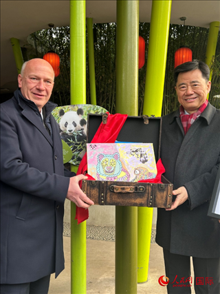 吳墾大使和韋格納市長手捧德國兒童為“夢想”“夢圓”準備的手繪“送別大禮包”。人民網(wǎng)記者 徐馨攝