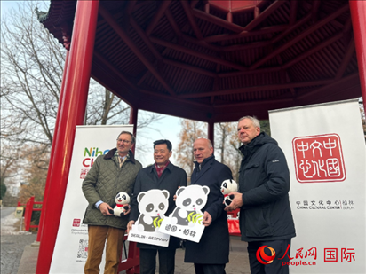 中國文化中心組織的主題活動現(xiàn)場。從左至右依次為柏林動物園園長克尼里姆、中國駐德國大使吳懇、柏林市長韋格納、柏林動物園監(jiān)事會主席布魯克曼。人民網(wǎng)記者 徐馨攝