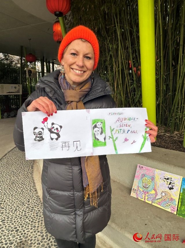 桑德拉和德國小朋友們的作品。右圖寫著“祝福好運，再見 Pit和Paule（“夢想”“夢圓”的德語名字）”。人民網(wǎng)記者 徐馨攝