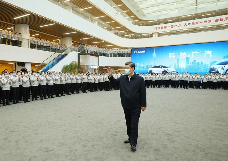 △2023年4月12日，習(xí)近平總書記在廣東廣汽研究院向職工們揮手致意。