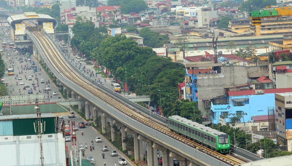 2021年11月6日，列車在越南首都河內(nèi)吉靈-河?xùn)|輕軌線上行駛。中企承建的越南首條城市輕軌項(xiàng)目交接儀式當(dāng)日在河內(nèi)舉行，標(biāo)志著該項(xiàng)目投入運(yùn)行。新華社/越通社