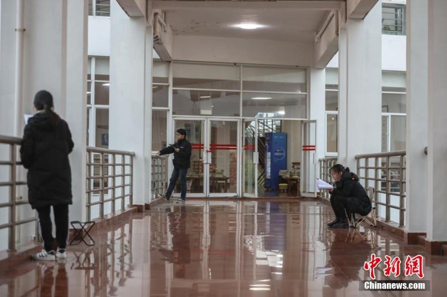 資料圖：幾位考研學生在南昌大學教學樓的天橋上復習備考。劉力鑫 攝
