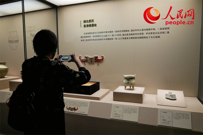 今年9月，觀眾正在參觀“鑒往知遠(yuǎn)——新時(shí)代考古成果展”。人民網(wǎng)記者 韋衍行攝