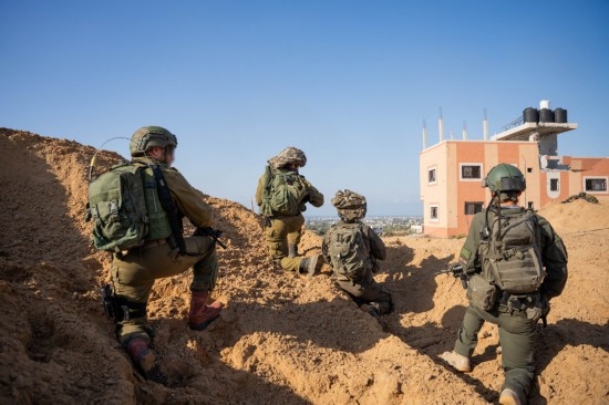 這張以色列國防軍12月10日發(fā)布的照片顯示，以軍地面部隊在加沙地帶進行軍事行動。新華社發(fā)