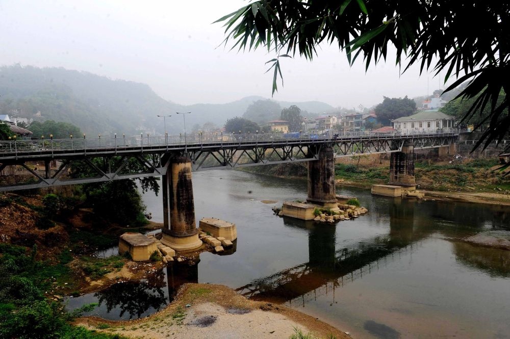 這是滇越鐵路連接中越兩國(guó)的中越鐵路大橋，橋的對(duì)岸是越南老街?。?010年3月20日攝）。