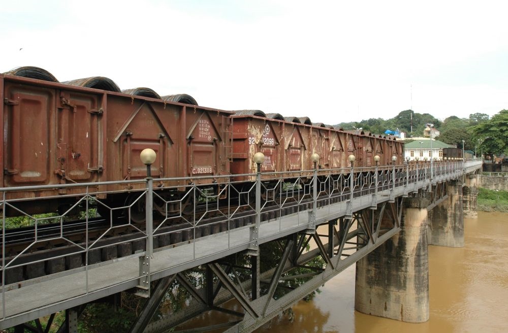 一輛開(kāi)往越南的貨運(yùn)列車(chē)通過(guò)云南省紅河哈尼族彝族自治州河口縣的中越鐵路橋（2007年5月19日攝）。