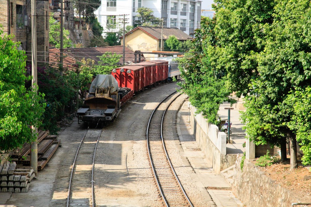 滇越鐵路宜良段的鐵軌與貨車(chē)（2013年3月26日攝）。