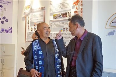  在大理州古生村訴訟服務(wù)站內(nèi)，全國人大代表樊九平為“阿鵬調(diào)解員”點贊。