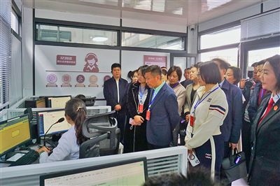  在昆明中院訴前調(diào)解工作室內(nèi)，代表們觀摩法官線上調(diào)解。
