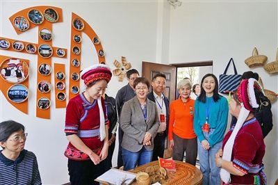  在大理法院喜洲法庭，代表們與“金花調(diào)解員”共同探討民族特色調(diào)解工作方法。