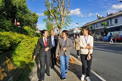  全國人大代表王爭（右一）、張海鷗（右二）向法官了解民族特色調(diào)解工作機制。