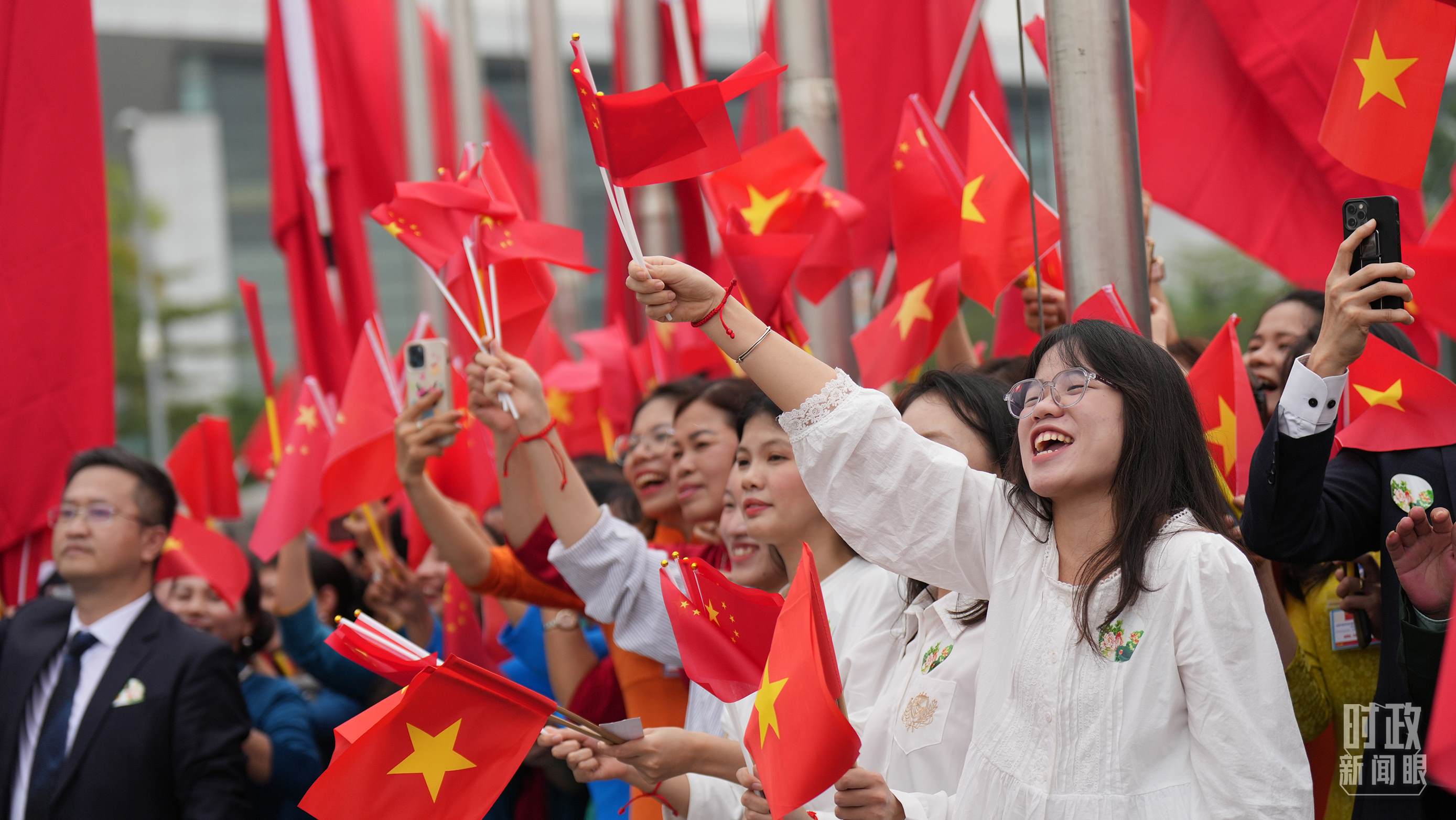 △人們揮舞兩國(guó)旗幟歡迎習(xí)近平訪越。（總臺(tái)國(guó)廣記者李晉拍攝）