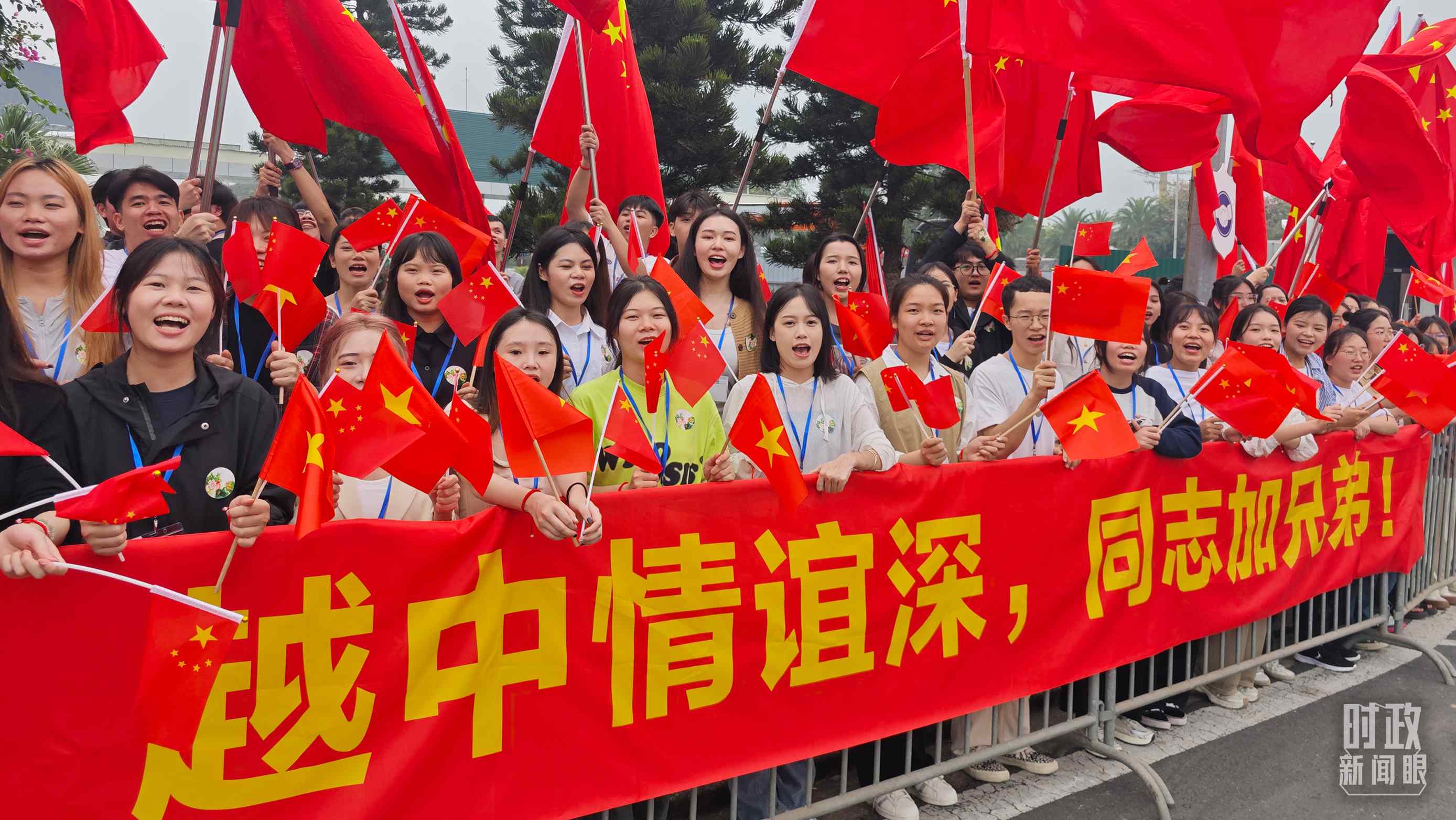 △習(xí)近平乘車從機(jī)場(chǎng)赴下榻飯店途中，許多人自發(fā)聚集在道路兩旁，揮舞兩國(guó)旗幟，表達(dá)熱烈歡迎。（總臺(tái)央視記者耿小龍拍攝）