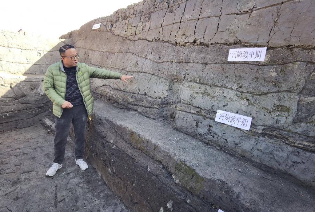 12月14日，汶溪遺址發(fā)掘項目現(xiàn)場負(fù)責(zé)人雷少介紹遺址整體情況。新華社記者顧小立 攝