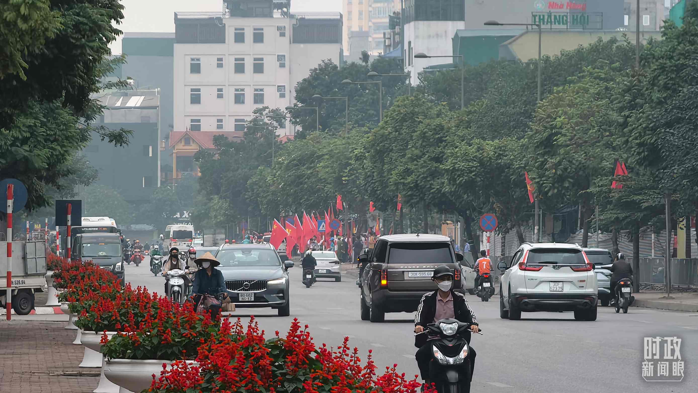 △河內(nèi)街道兩側(cè)的中越兩黨兩國(guó)旗幟。（總臺(tái)央視記者韓銳拍攝）