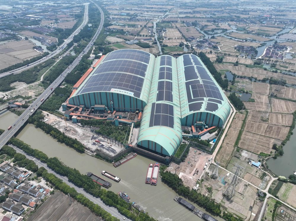這是江蘇蘇州市常熟市龍騰特種鋼有限公司碼頭料場屋頂光伏（無人機照片，2023年6月9日攝）。新華社記者 季春鵬 攝