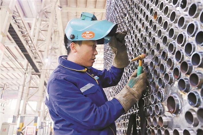邵旭鵬在車間進行電焊作業(yè)。受訪者供圖