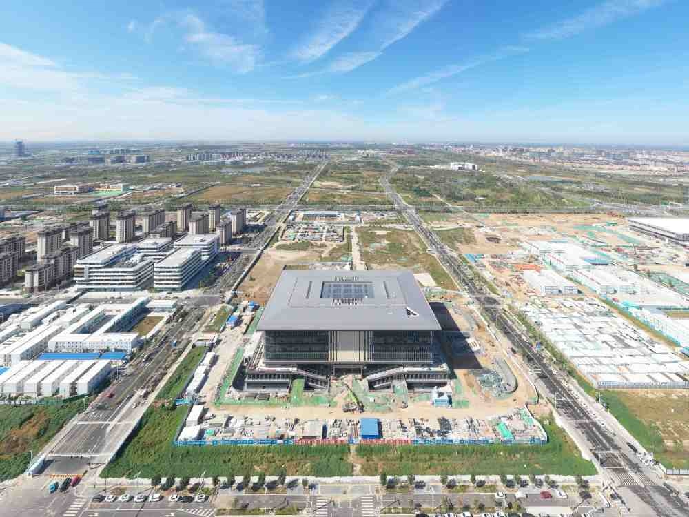 這是雄安新區(qū)大學(xué)園圖書館（2023年10月1日攝，無(wú)人機(jī)照片）。新華社記者 朱旭東 攝