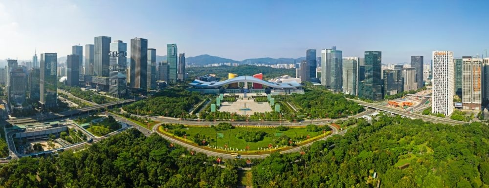 這是在廣東省深圳市拍攝的深圳市民中心和蓮花山公園一線（2020年10月2日攝，無(wú)人機(jī)照片）。新華社記者 梁旭 攝