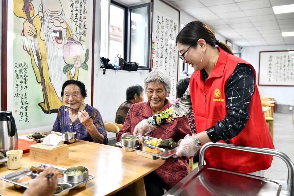 在山東省乳山市城區(qū)街道騰甲莊村幸福食堂，志愿者為老人們配送午餐（2023年6月24日攝）。新華社記者 郭緒雷 攝