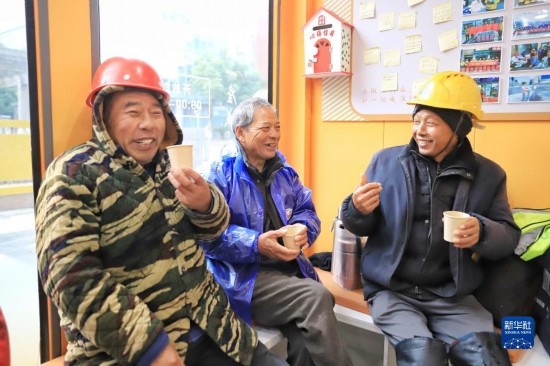 12月16日，幾名戶外勞動者在位于浙江舟山市的一家“勞動者驛站”里喝姜茶驅(qū)寒。