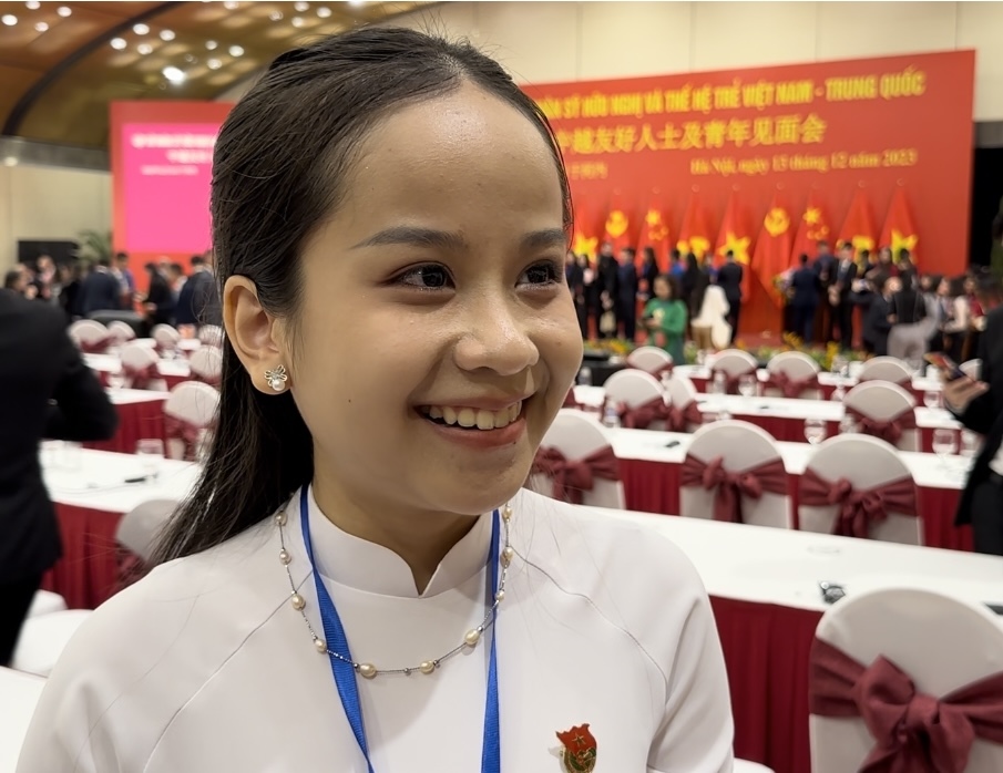 越南青年代表黎月瓊接受記者采訪。