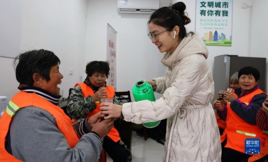 12月16日，在浙江省湖州市德清縣乾元鎮(zhèn)環(huán)衛(wèi)工人愛心驛站，志愿者為環(huán)衛(wèi)工人倒紅糖姜茶。