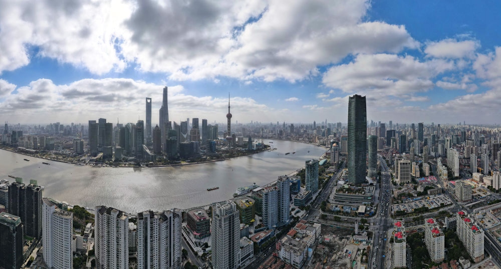 從上海虹口區(qū)北外灘空中俯瞰中國(guó)（上海）自由貿(mào)易試驗(yàn)區(qū)陸家嘴片區(qū)（2023年1月10日攝，無(wú)人機(jī)全景照片）。新華社記者 方喆 攝