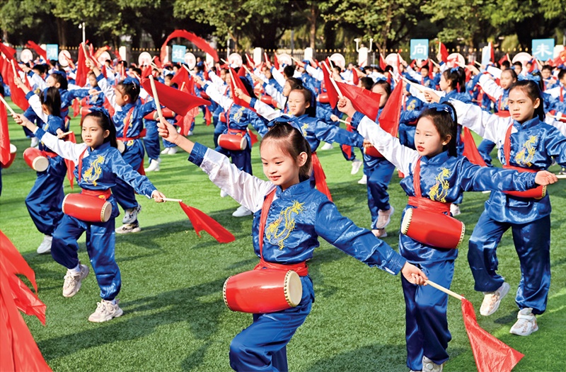 為助推民族地區(qū)基礎(chǔ)教育事業(yè)發(fā)展，廣西重新核定各地中小學(xué)教職工編制，依托全區(qū)編制“周轉(zhuǎn)池”核增事業(yè)編制給各地中小學(xué)，在全面達(dá)到國家標(biāo)準(zhǔn)的基礎(chǔ)上，進(jìn)一步統(tǒng)籌優(yōu)化和動(dòng)態(tài)調(diào)整各區(qū)域、學(xué)校、學(xué)段間編制資源。圖為2023年11月29日，南寧市濱湖路小學(xué)舉行主題為“逐夢(mèng)新時(shí)代 健體向未來”的體育文化節(jié)，孩子們正在跳腰鼓舞。 新華社記者 周華/攝