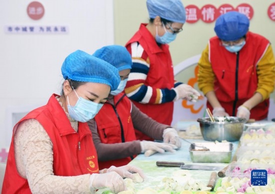 12月16日，在山東省棗莊市市中區(qū)城管藍(lán)職工志愿服務(wù)驛站，愛心志愿者為戶外勞動者包水餃。