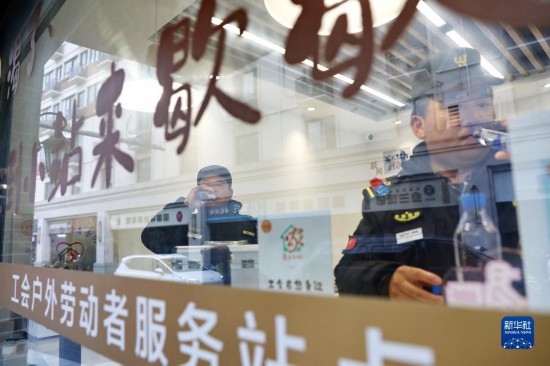 12月16日，戶外工作者在浙江省嘉興市南湖區(qū)丁家橋社區(qū)個性化“惠工小站”休息。