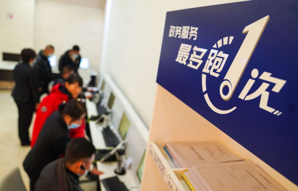 在吉林省長(zhǎng)春市二道區(qū)政務(wù)服務(wù)中心輔助填報(bào)區(qū)，市民在工作人員的輔助下進(jìn)行事項(xiàng)填報(bào)（2020年11月23日攝）。新華社記者 許暢 攝