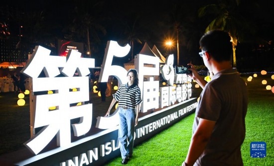 12月16日，觀眾在第五屆海南島國(guó)際電影節(jié)開幕式現(xiàn)場(chǎng)拍照留念。