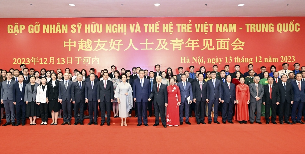 習(xí)近平夫婦和阮富仲夫婦同中越兩國(guó)青年和友好人士代表親切合影。