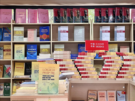 中國主題圖書亮相越南河內(nèi)書街。中國圖書進出口（集團）有限公司供圖