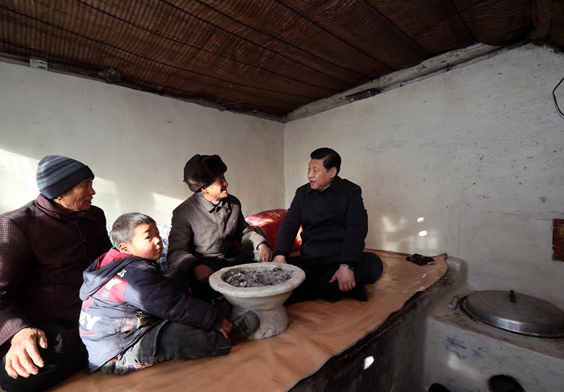 2012年12月30日，習(xí)近平在河北省阜平縣龍泉關(guān)鎮(zhèn)駱駝灣村看望唐榮斌老人一家。