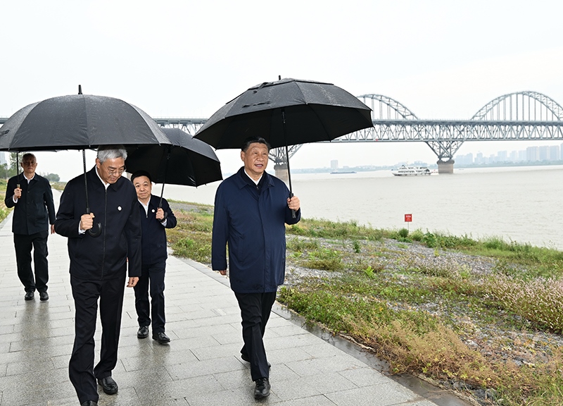 2023年10月10日，習(xí)近平總書記在江西長江國家文化公園九江城區(qū)段冒雨考察。