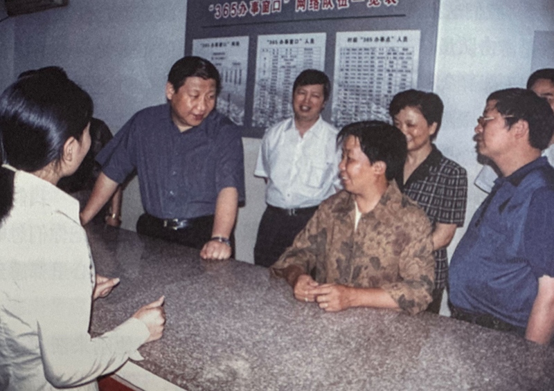 2003年6月，習(xí)近平在浙江金華市磐安縣新渥鎮(zhèn)“365辦事窗口”調(diào)研。