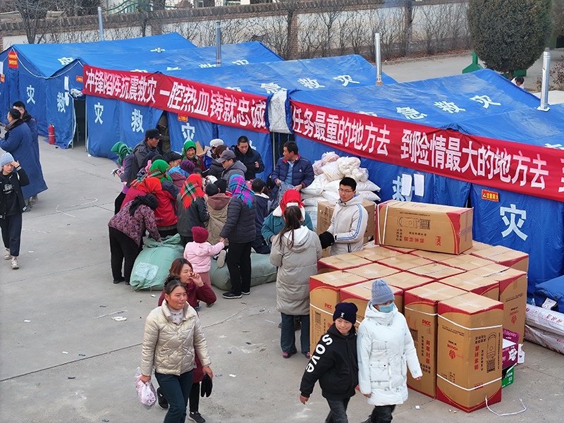 草灘村安置點外。賀勇攝。