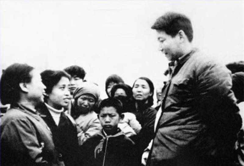 1983年，時任中共正定縣委書記的習(xí)近平同趙村群眾交談。