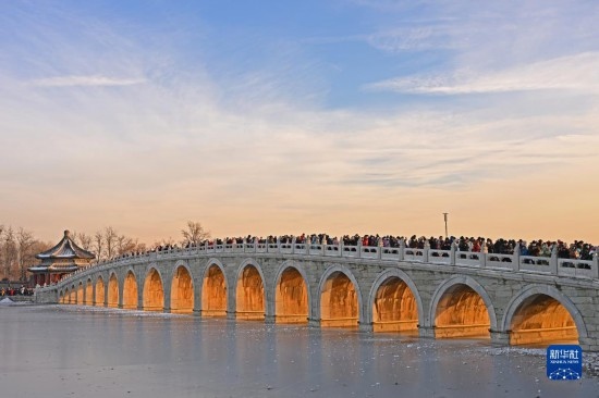 這是12月22日拍攝的頤和園十七孔橋“金光穿洞”景象。