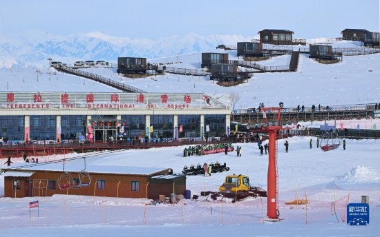 隨著新雪季的到來，那拉提國際滑雪場迎來眾多游客（(12月21日攝）。