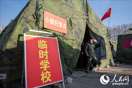 12月22日，在積石山縣大河家鎮(zhèn)大河村安置點(diǎn)，陸軍76集團(tuán)軍某旅搭建的“臨時(shí)學(xué)?！背蔀樾∨笥训摹凹佑驼尽?。人民網(wǎng)記者 翁奇羽攝