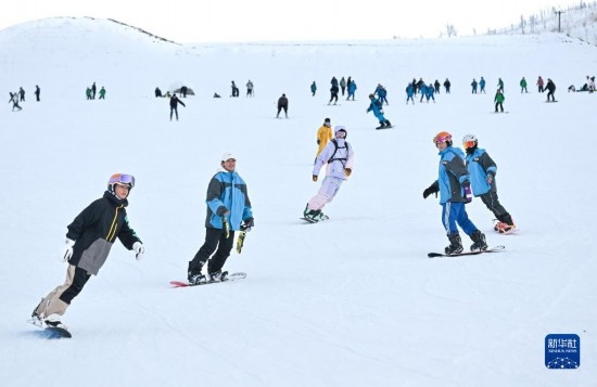12月21日，游客在那拉提國際滑雪場滑雪。