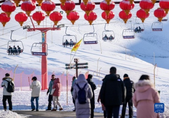 12月21日，那拉提國際滑雪場迎來眾多游客。