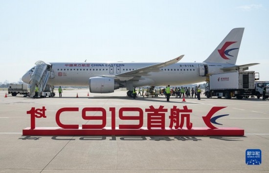 這是2023年5月28日在上海虹橋國(guó)際機(jī)場(chǎng)停機(jī)坪拍攝的C919飛機(jī)。當(dāng)日，由C919大型客機(jī)執(zhí)飛的東方航空MU9191航班平穩(wěn)降落在北京首都國(guó)際機(jī)場(chǎng)，標(biāo)志著該機(jī)型圓滿完成首個(gè)商業(yè)航班飛行，正式進(jìn)入民航市場(chǎng)，開(kāi)啟市場(chǎng)化運(yùn)營(yíng)、產(chǎn)業(yè)化發(fā)展新征程。 新華社記者 丁汀 攝